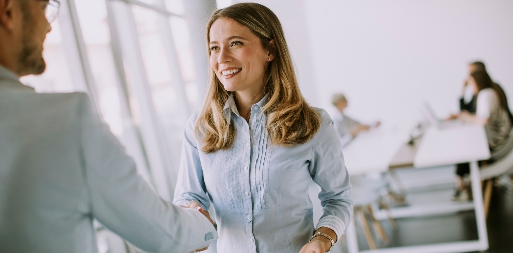 Kollegin kommt nach langer Krankheit zurück – So gelingt die Wiedereingliederung