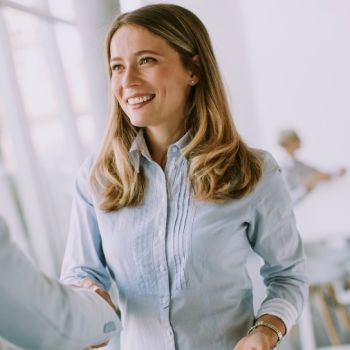 Kollegin kommt nach langer Krankheit zurück – So gelingt die Wiedereingliederung